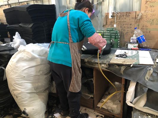Газовый подъемник Средину заднего офиса Стул компьютерного стола с ПУ-покрытием и металлической рамой